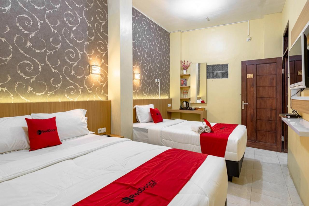 Hotel Reddoorz Near Dino Park Malang Exterior foto