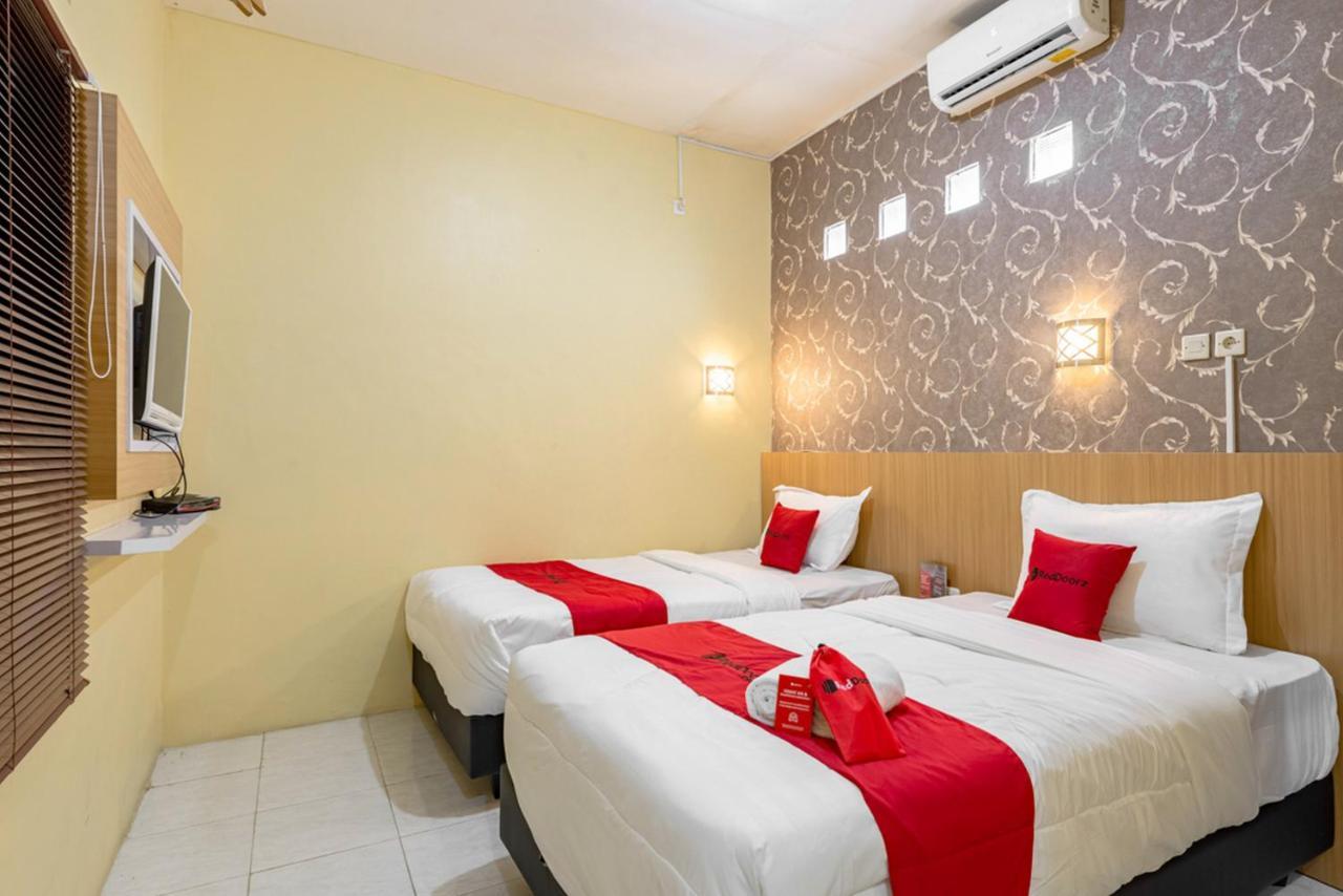 Hotel Reddoorz Near Dino Park Malang Exterior foto