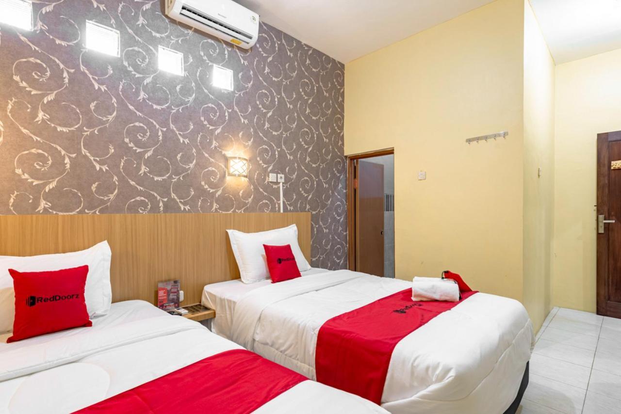 Hotel Reddoorz Near Dino Park Malang Exterior foto
